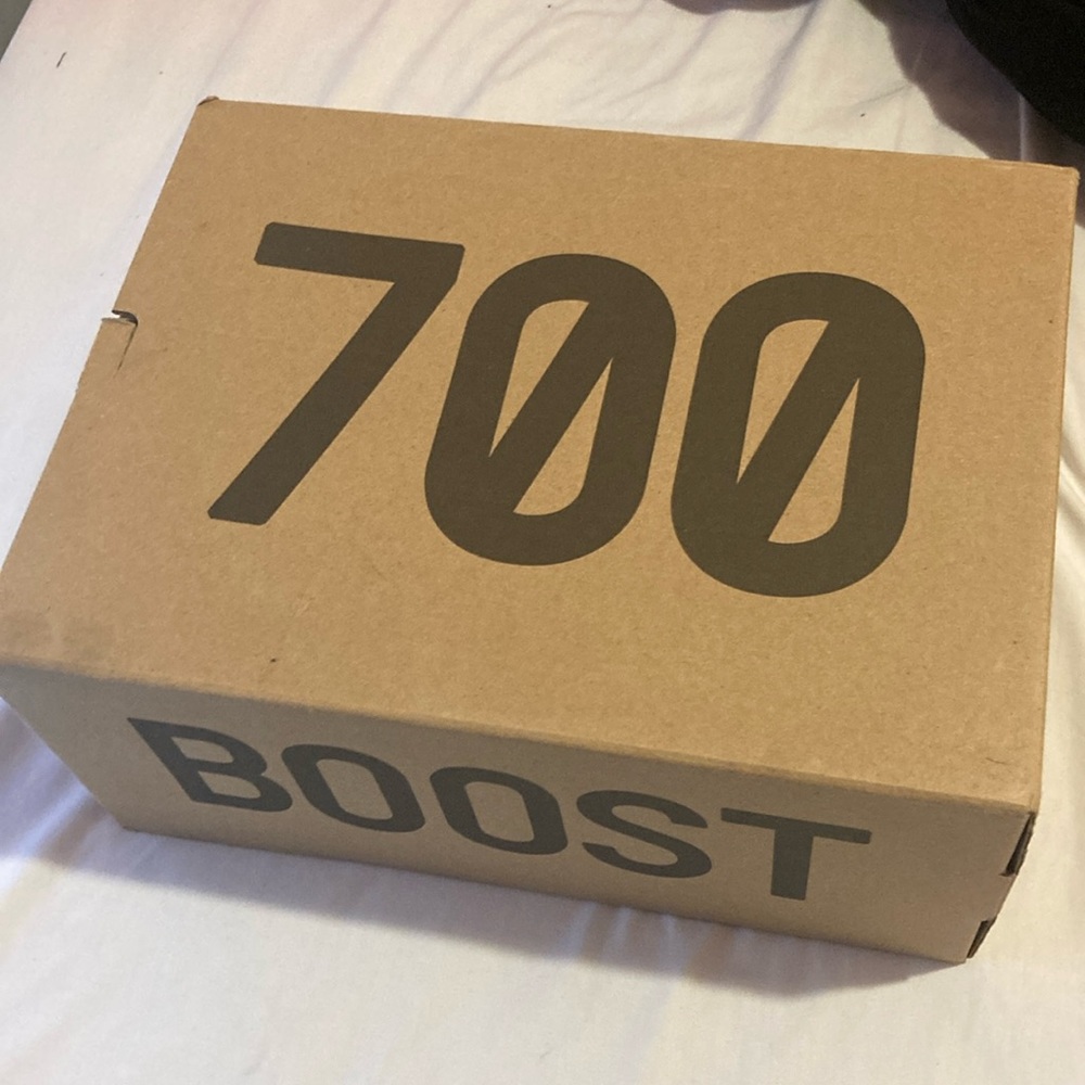 Yeezy 700 Boost MNVN